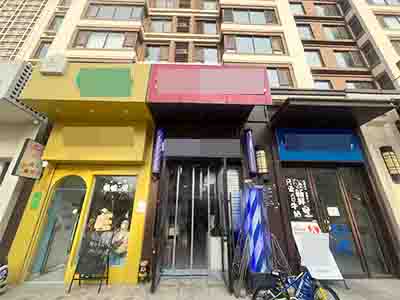 小区门口的6年美发店转让