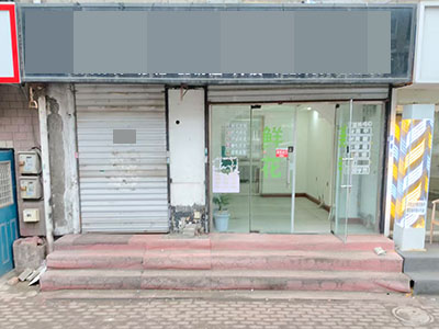 三院对面千山路主道边51平空铺低价租